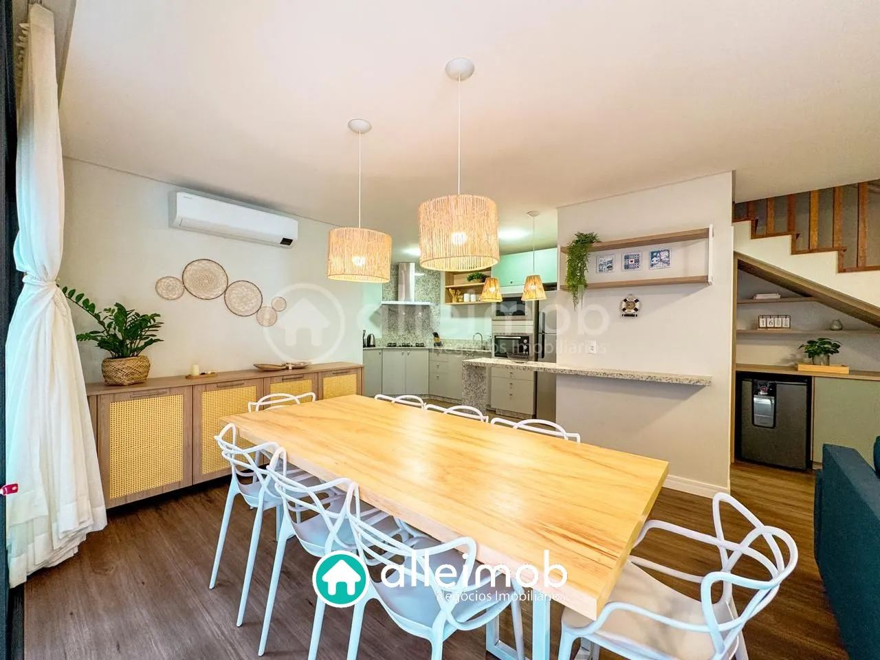 Cozinha e sala de jantar integradas em casa de Garopaba