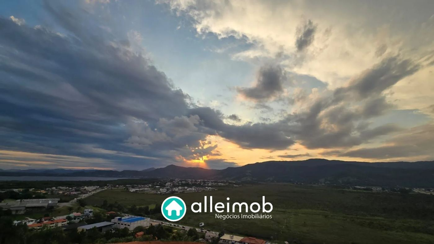 Céu dramático de fim de tarde sobre a cidade e os morros de Garopaba