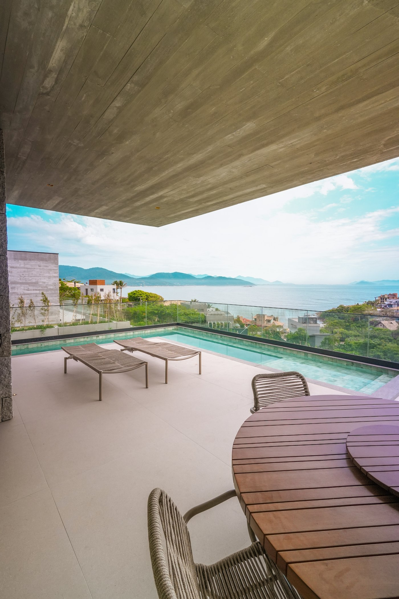 Residência frente-mar com piscina de borda infinita na Praia da Vigia, Garopaba